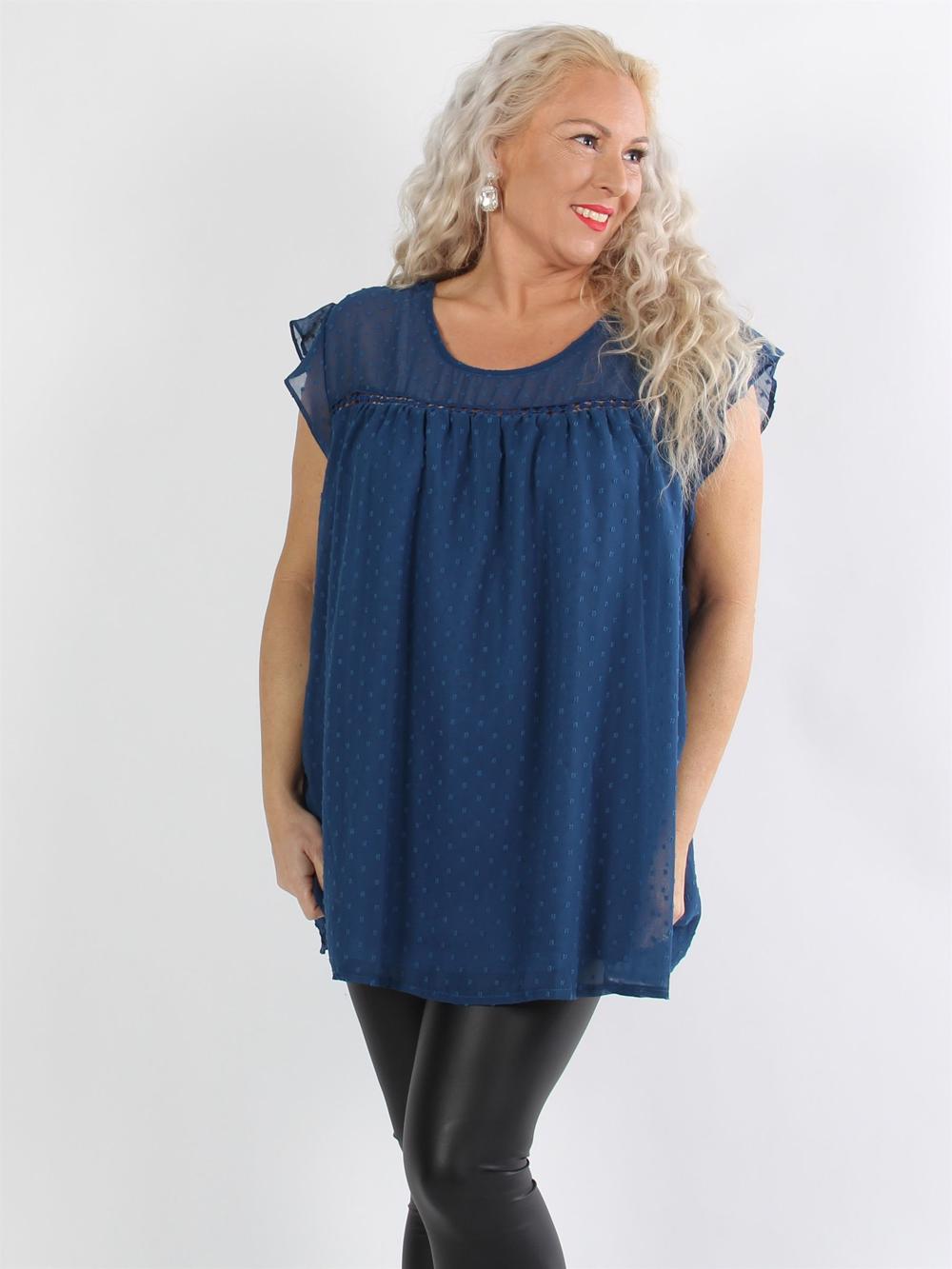 Majse - Svart tunika i chiffong med prickiga detaljer och volangärmar